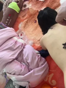 在打电话人妻身上写字