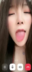 【章哥经典】视频裸聊高颜值小姐姐，手指抽插自慰代入感很强，互动感也很